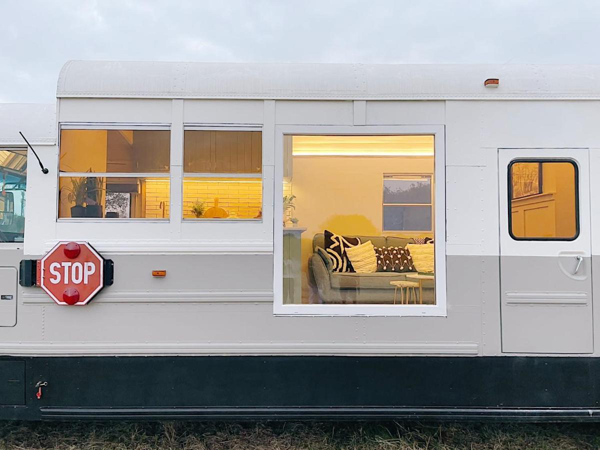 American School Bus Retreat With Hot Tub In Sussex Meadow Uckfield Exteriör bild