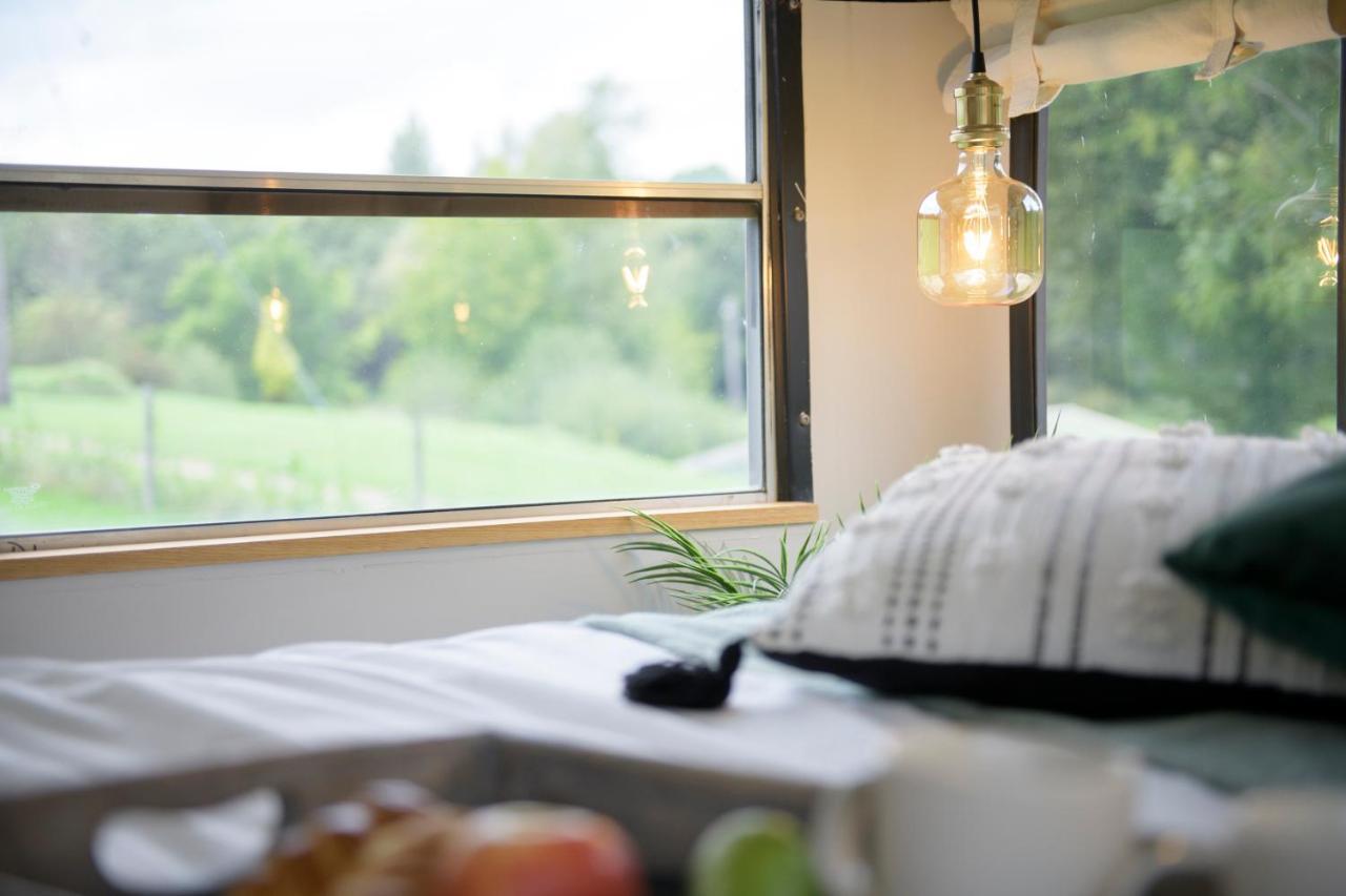 American School Bus Retreat With Hot Tub In Sussex Meadow Uckfield Exteriör bild