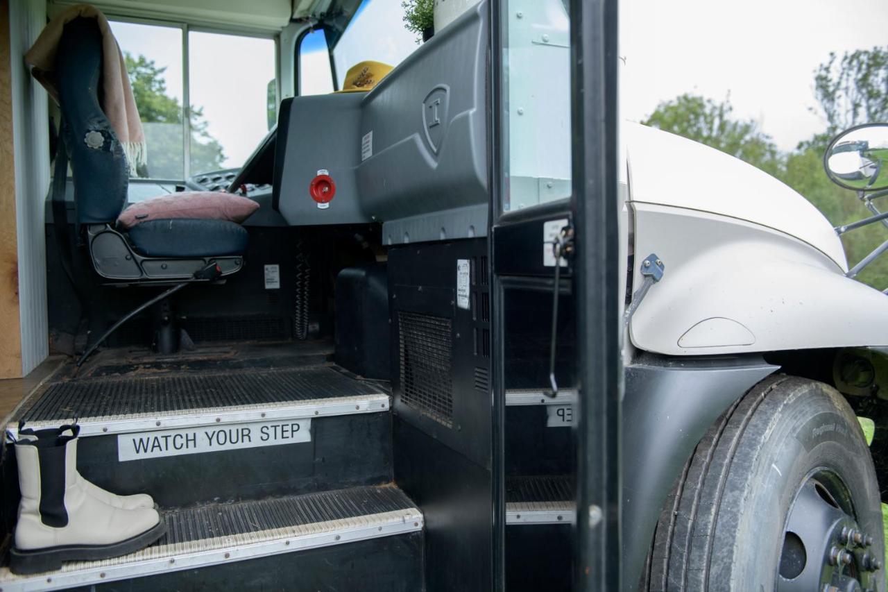 American School Bus Retreat With Hot Tub In Sussex Meadow Uckfield Exteriör bild
