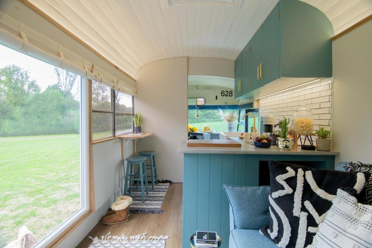American School Bus Retreat With Hot Tub In Sussex Meadow Uckfield Exteriör bild