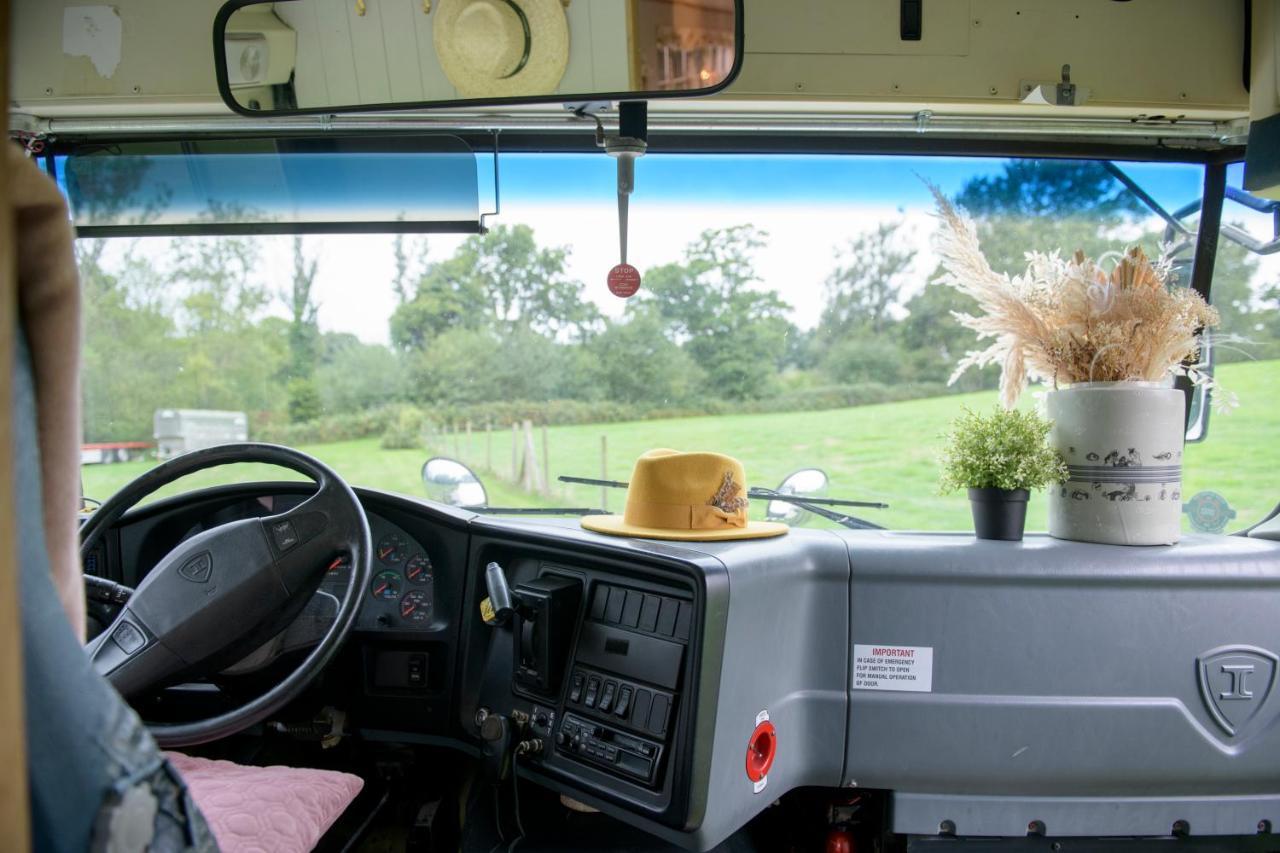 American School Bus Retreat With Hot Tub In Sussex Meadow Uckfield Exteriör bild